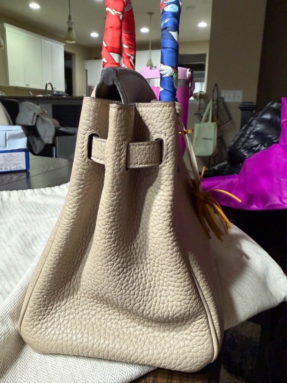Hermès
Gris Tourterelle Togo Birkin 25 Gold Hardware, 2022 stamp U - Picture 4 of 14